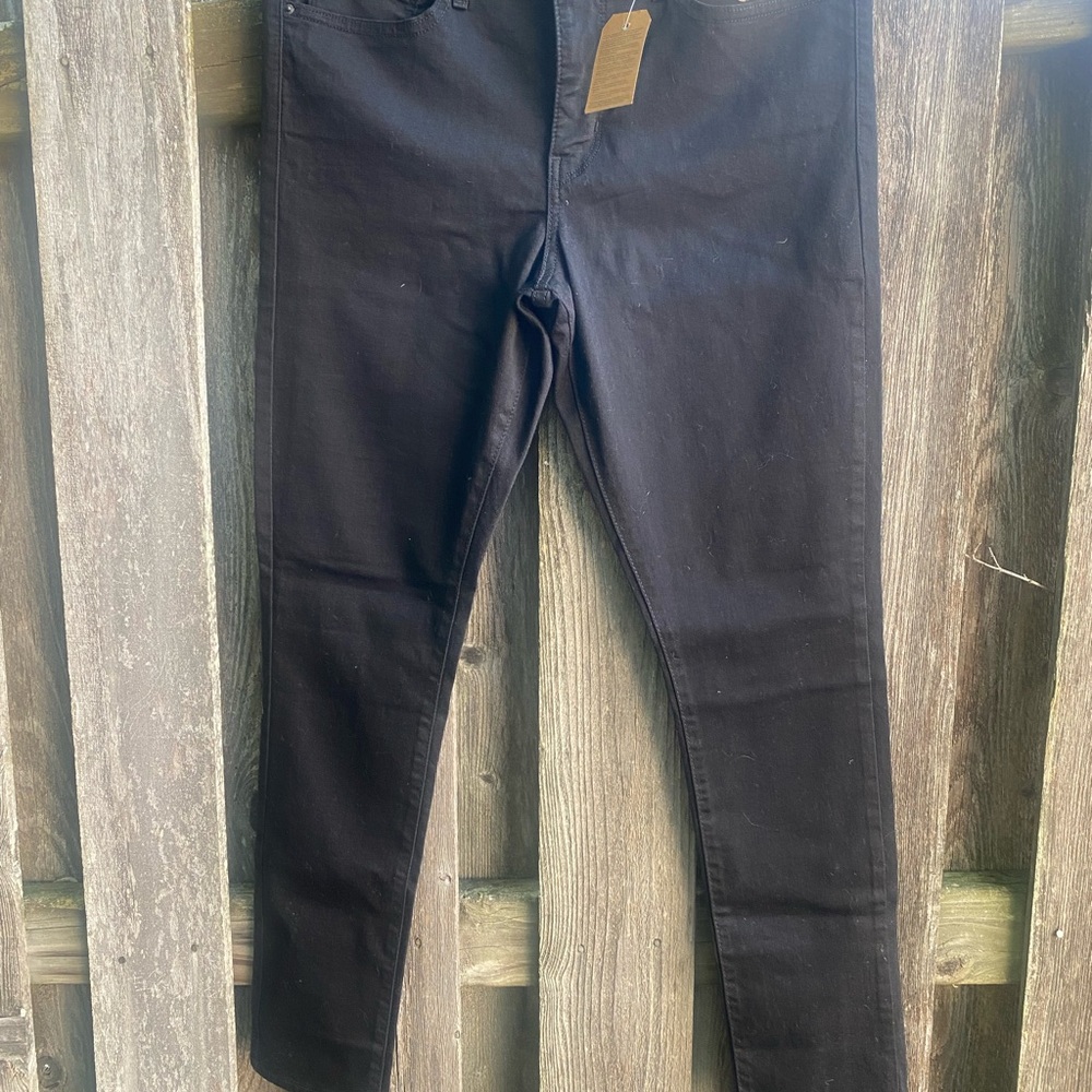 Levi's women 311  Black Skinny Jeans Smooth Texture